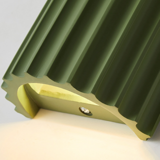 Moderne Halbkreisförmige LED-Wandleuchte mit gewellter Struktur