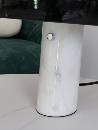 Dekorative Tischlampe mit Marmor-Details