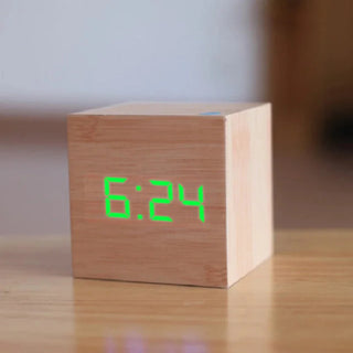 LED Digitalwecker Würfelform mit Holzoptik Anzeige