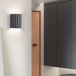 Moderne Halbkreisförmige LED-Wandleuchte mit gewellter Struktur