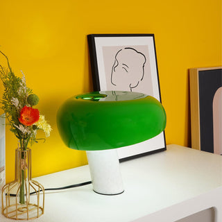 Dekorative Tischlampe mit Marmor-Details