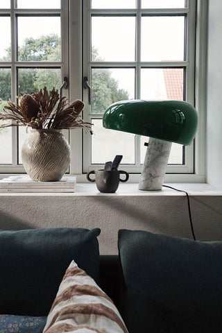 Dekorative Tischlampe mit Marmor-Details