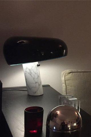 Dekorative Tischlampe mit Marmor-Details