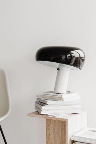 Dekorative Tischlampe mit Marmor-Details