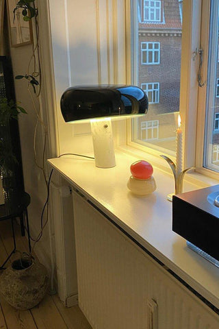 Dekorative Tischlampe mit Marmor-Details