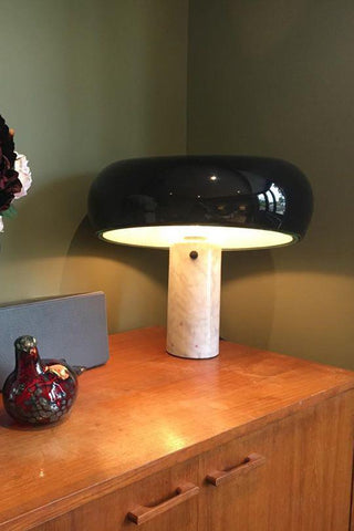 Dekorative Tischlampe mit Marmor-Details