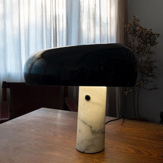 Dekorative Tischlampe mit Marmor-Details