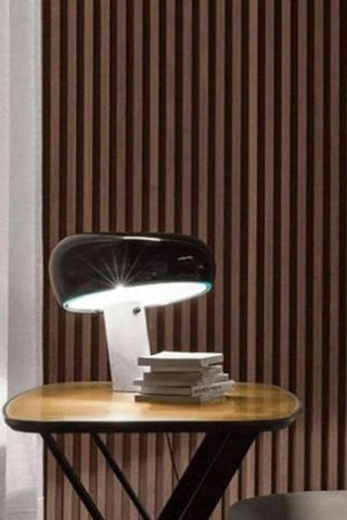 Dekorative Tischlampe mit Marmor-Details