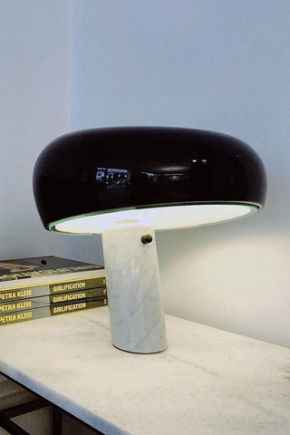 Dekorative Tischlampe mit Marmor-Details