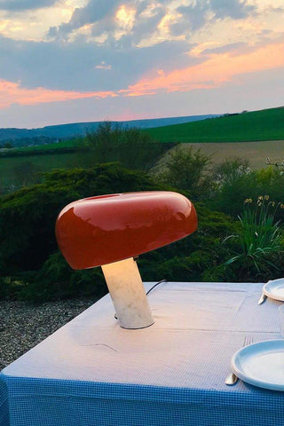 Dekorative Tischlampe mit Marmor-Details