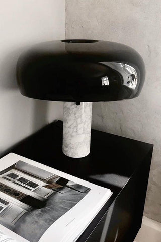 Dekorative Tischlampe mit Marmor-Details