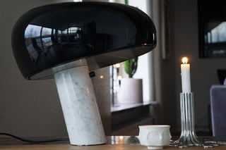 Dekorative Tischlampe mit Marmor-Details