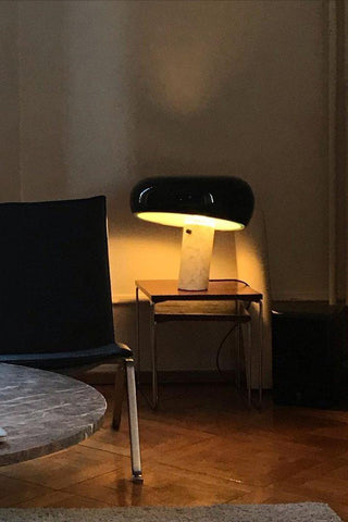 Dekorative Tischlampe mit Marmor-Details