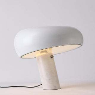 Dekorative Tischlampe mit Marmor-Details