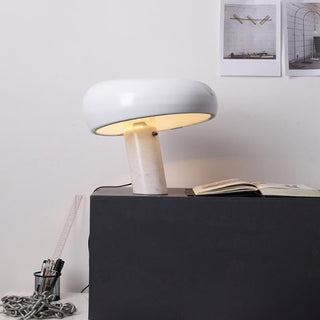 Dekorative Tischlampe mit Marmor-Details