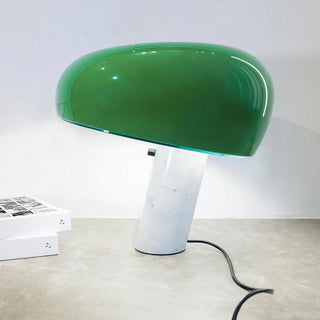 Dekorative Tischlampe mit Marmor-Details