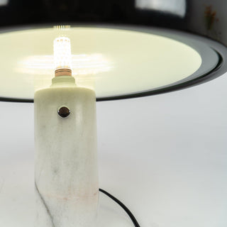 Dekorative Tischlampe mit Marmor-Details