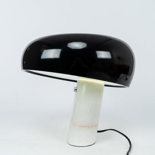 Dekorative Tischlampe mit Marmor-Details