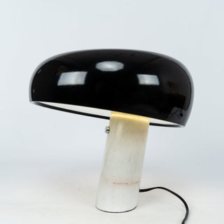 Dekorative Tischlampe mit Marmor-Details