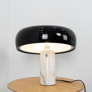 Dekorative Tischlampe mit Marmor-Details
