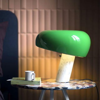 Dekorative Tischlampe mit Marmor-Details