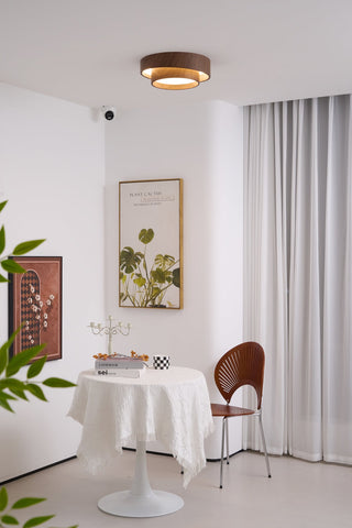 Warm leuchtende Deckenleuchte in Holzoptik