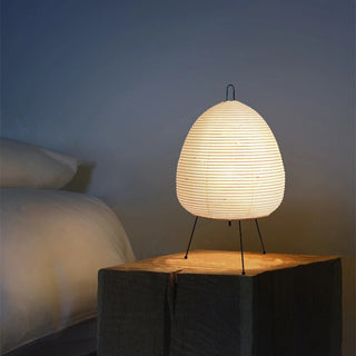 Moderne Japanische Papierlaterne als Nachttischlampe