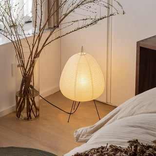 Moderne Japanische Papierlaterne als Nachttischlampe